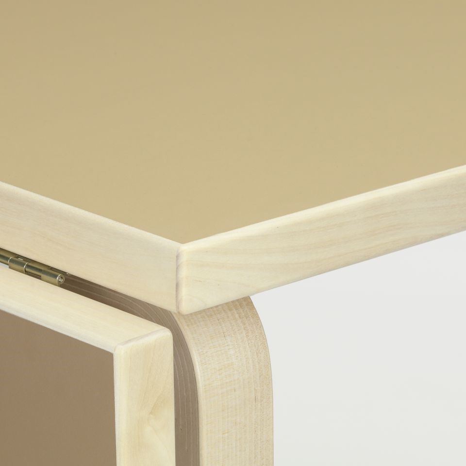 Aalto-Table-foldable-DL81C-folded-legs-natural-lacquered-top-clay-linoleum-drop-leaf-walnut-linoleum-close-up-8705774