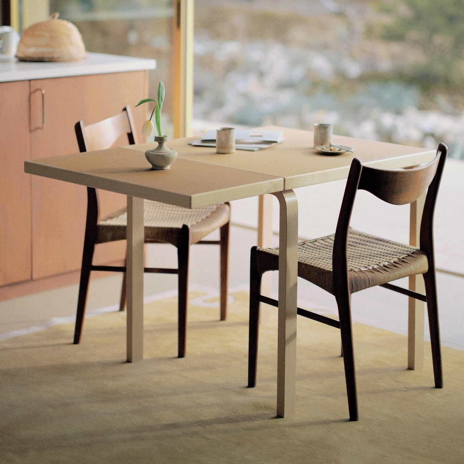 artek-8942018_aalto-table-foldable_top-clay-linoleum-drop-leaf-walnut-linoleum_pauline-chardin_in-situ-1_master-scandinavia-design-1500